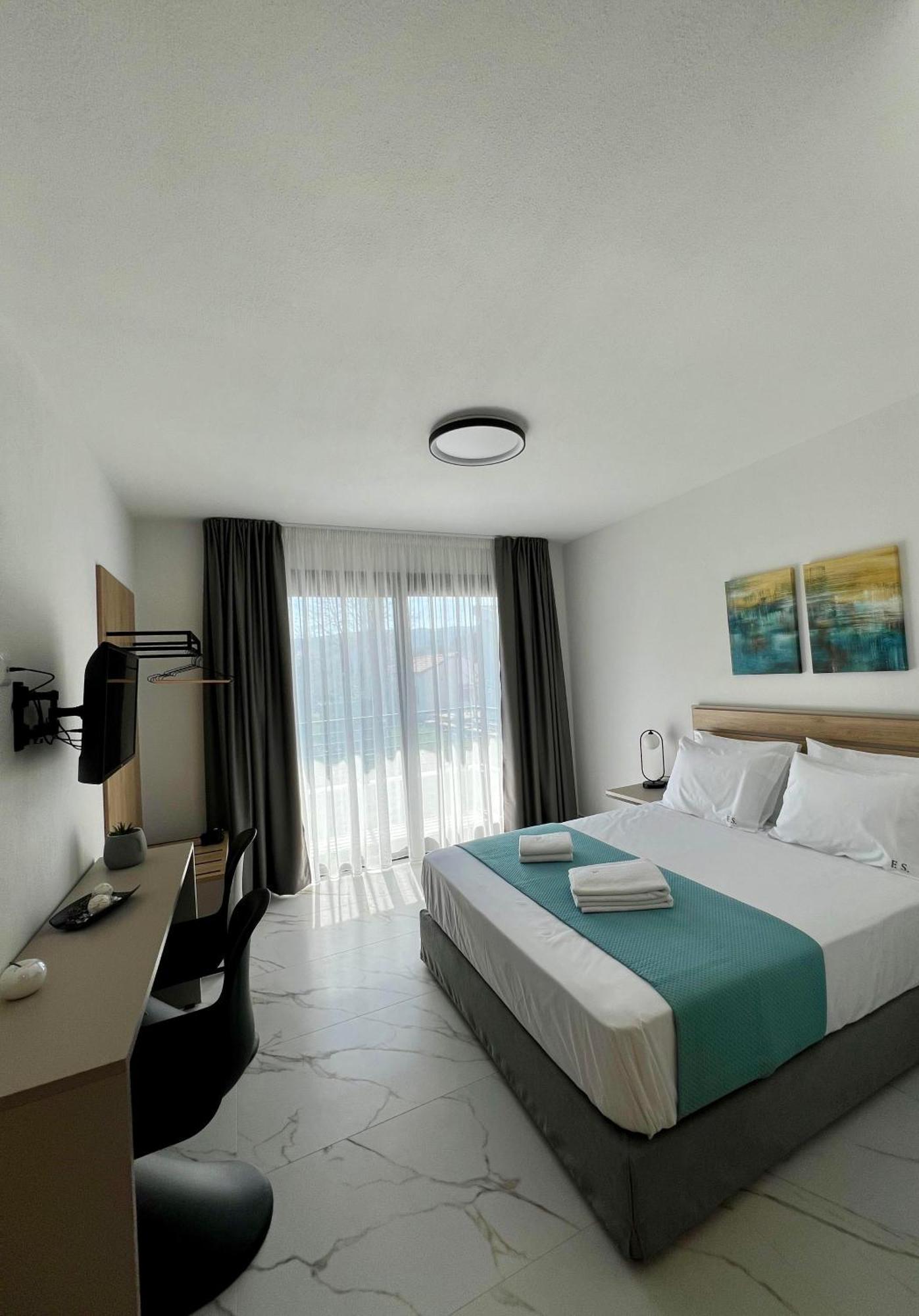 Four Shades Luxury Suites Sarti Zewnętrze zdjęcie