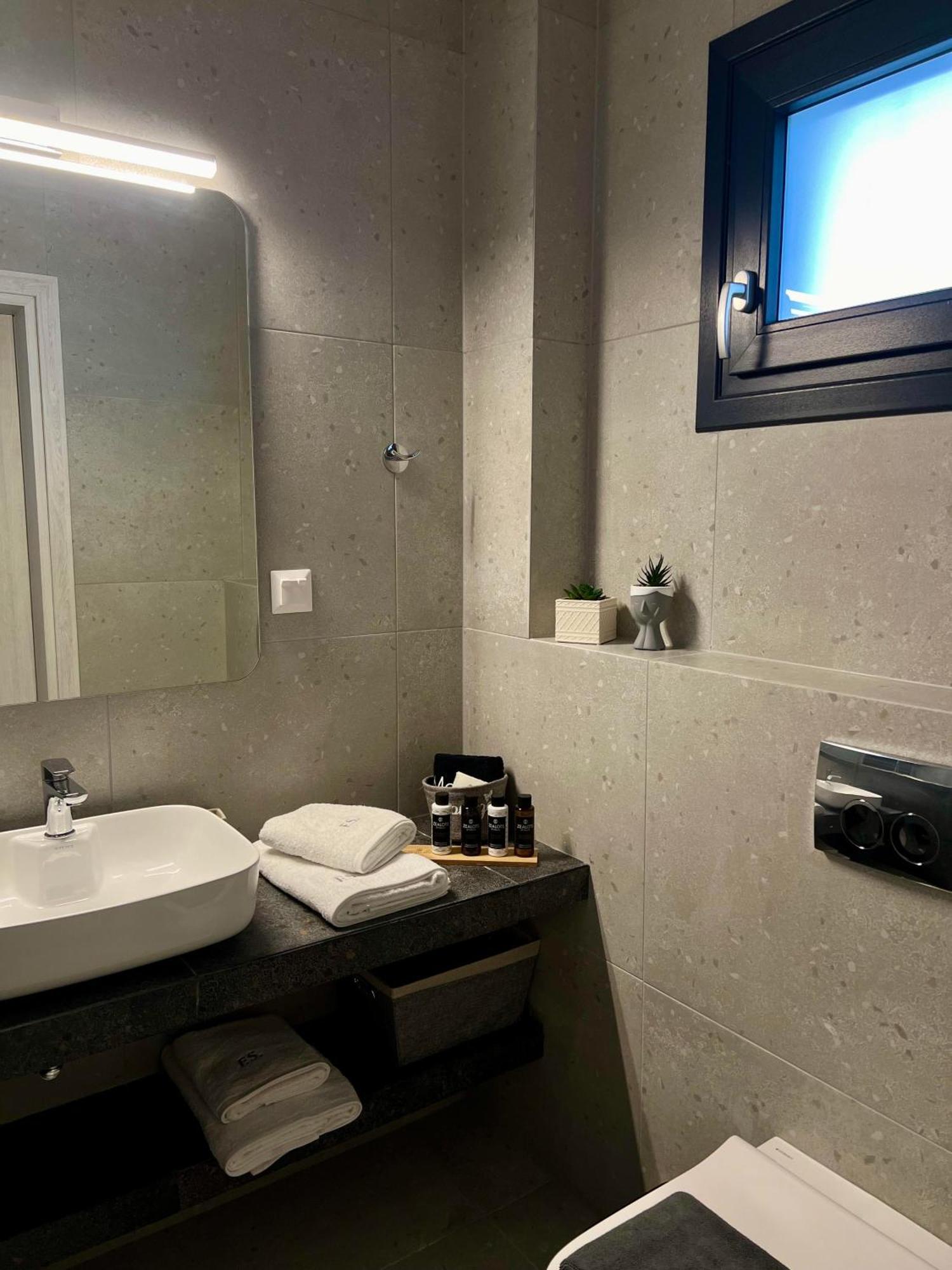 Four Shades Luxury Suites Sarti Zewnętrze zdjęcie